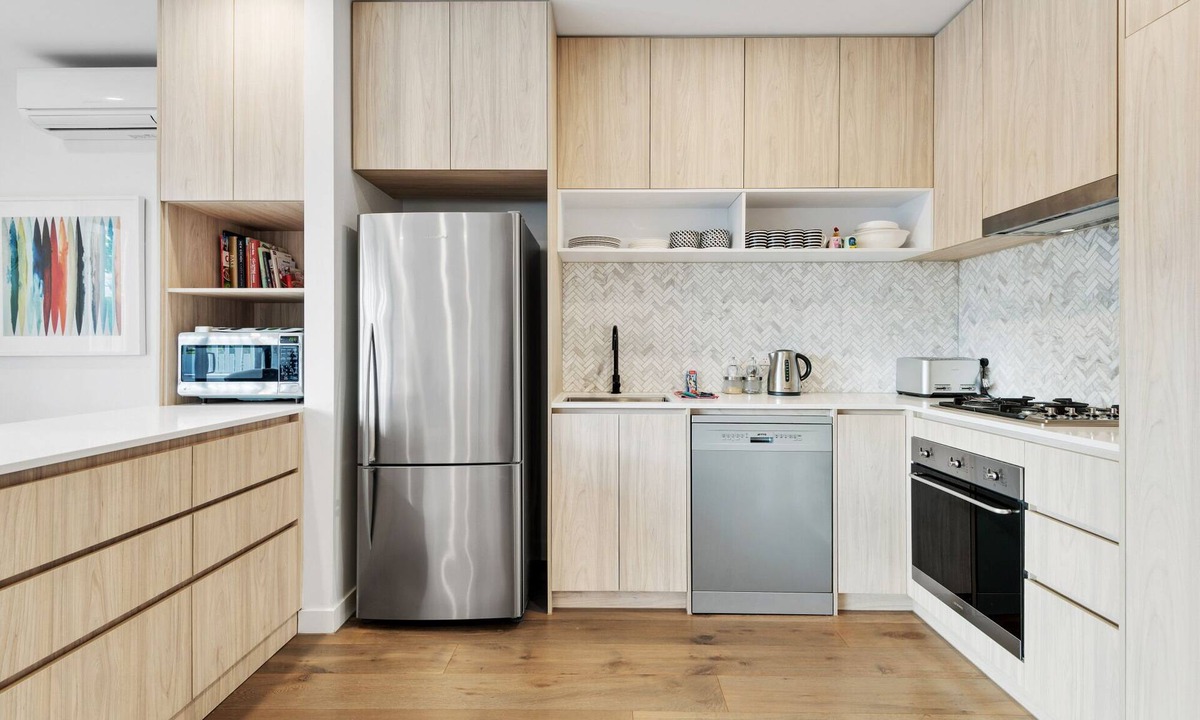 Caulfield North Apartment | Elegant 2-Bed Modern Apartment with Balcony