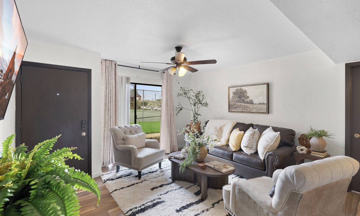 College Station Condo | Elegant 2BR/2BA by TAMU - King - Washer & Dryer