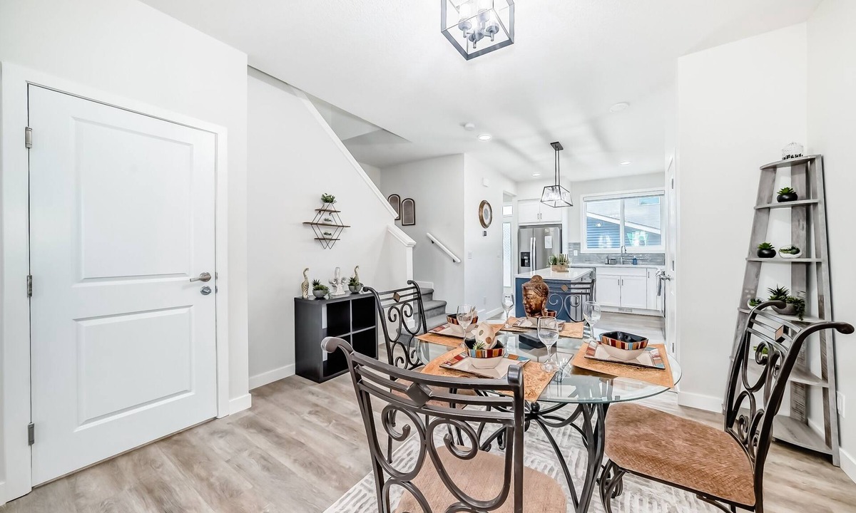 Southeast Calgary House | Elegant 3BR | King | Spruce Meadows | Fish Creek