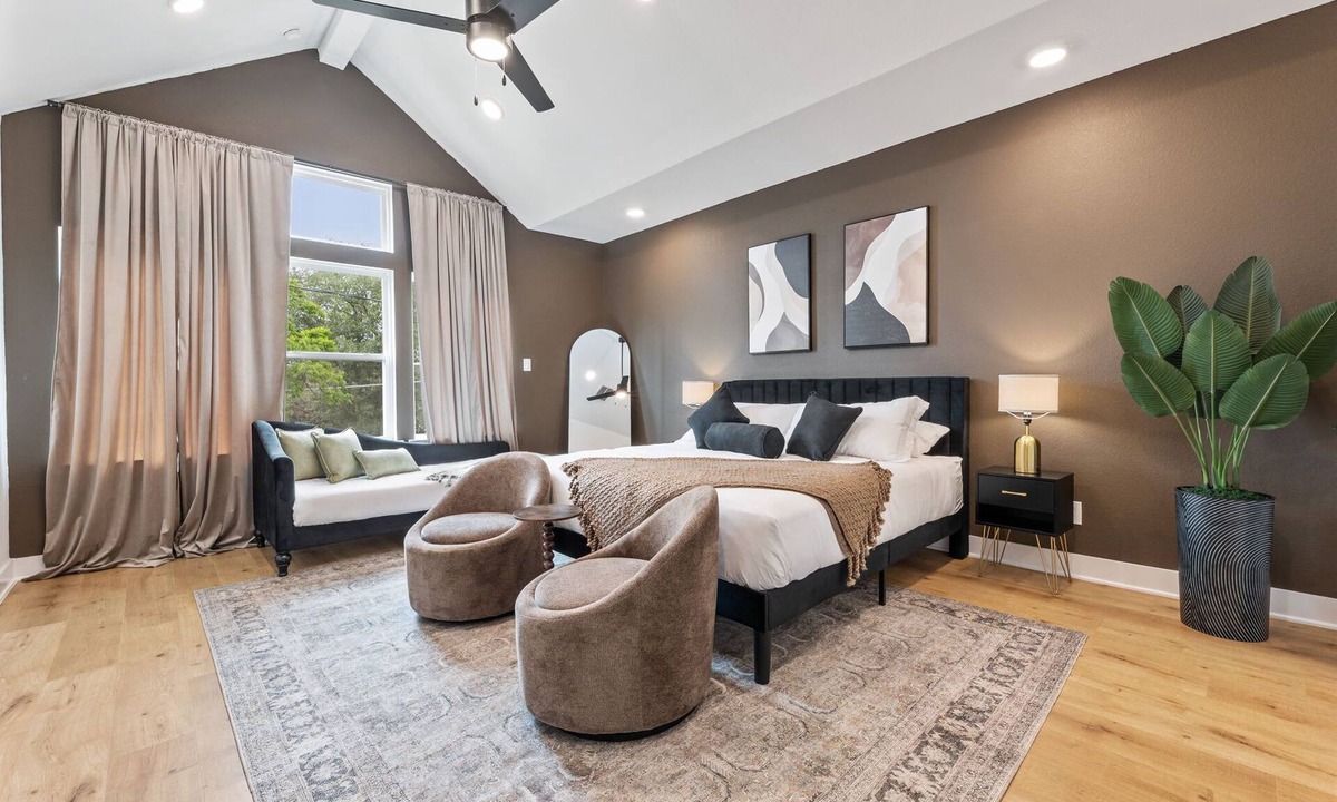 Greater East End House | Elegant 3BR Stay 2.5 Baths Soothing Hot Tub