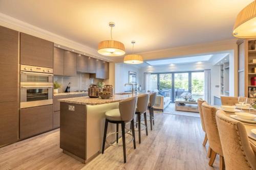 Runnymede House | Elegant 4-Bed Home,Private Garden,Parking - By Tempstay