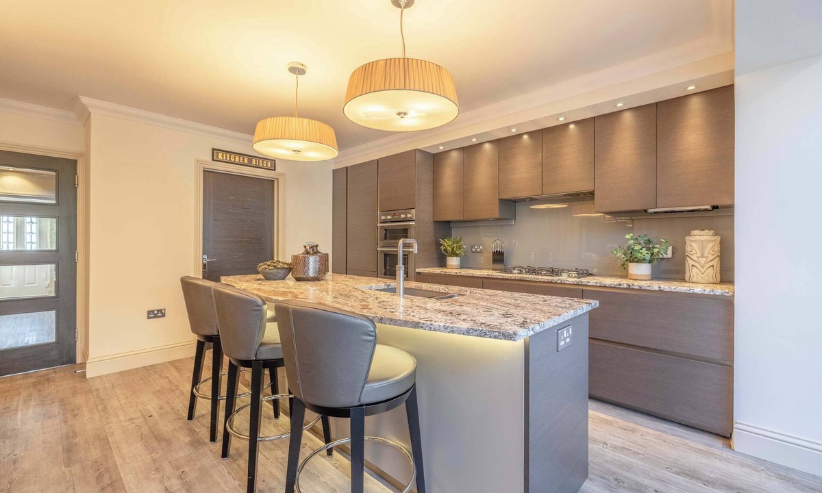 Runnymede House | Elegant 4-Bed |Private Garden |Parking By Tempstay