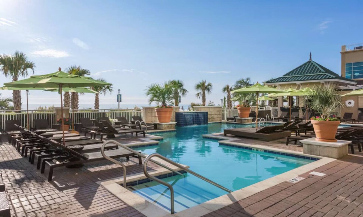 Northeast Virginia Beach Hotel | Elegant 4-Room Coastal Retreat – Fun, Comfort & Beach Access
