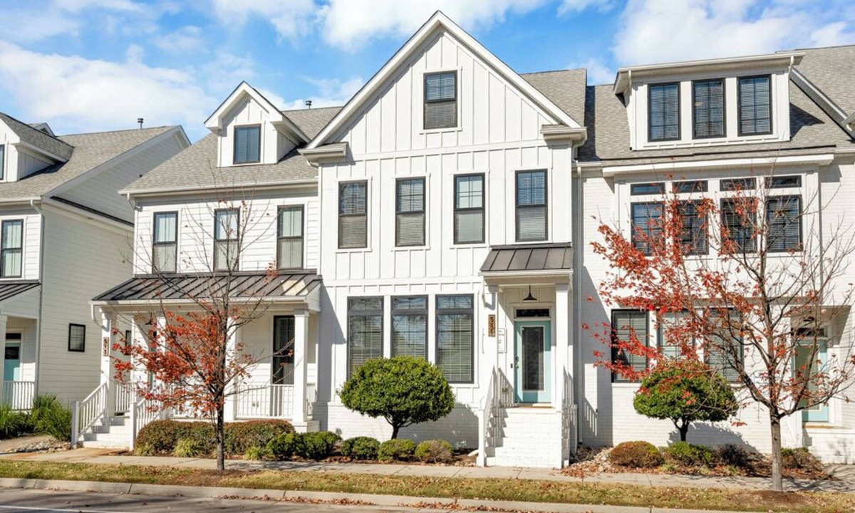 Northeast Virginia Beach Condo | Elegant 4BR/3.5BA Beachside Home – Near the Boardwalk