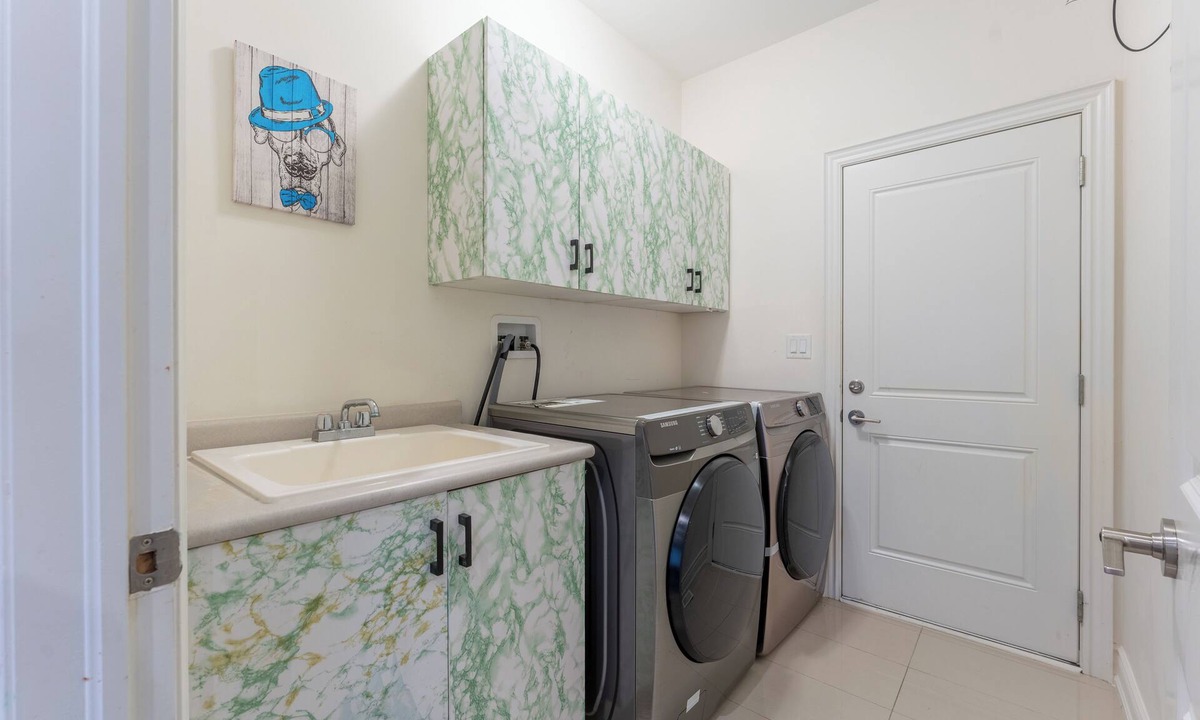 Sharon House | Elegant 5BR, 3.5WR Retreat |Spacious & Modern Stay