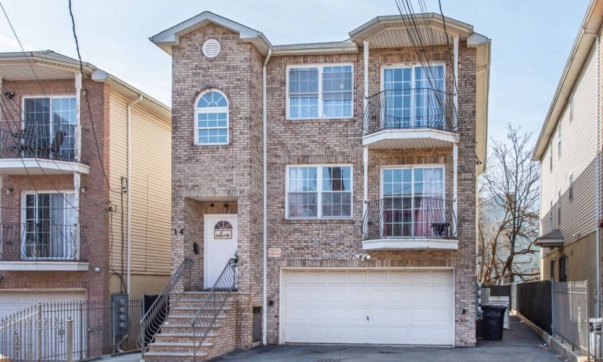 Newark Apartment | ♥ Elegant 5BR Newark Stay Near NYC, EWR & Free Parking