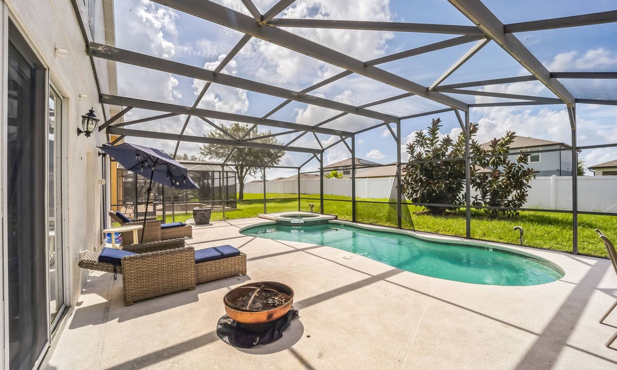 Marbella House | Elegant 5BR Villa with Private Pool by RedAwning