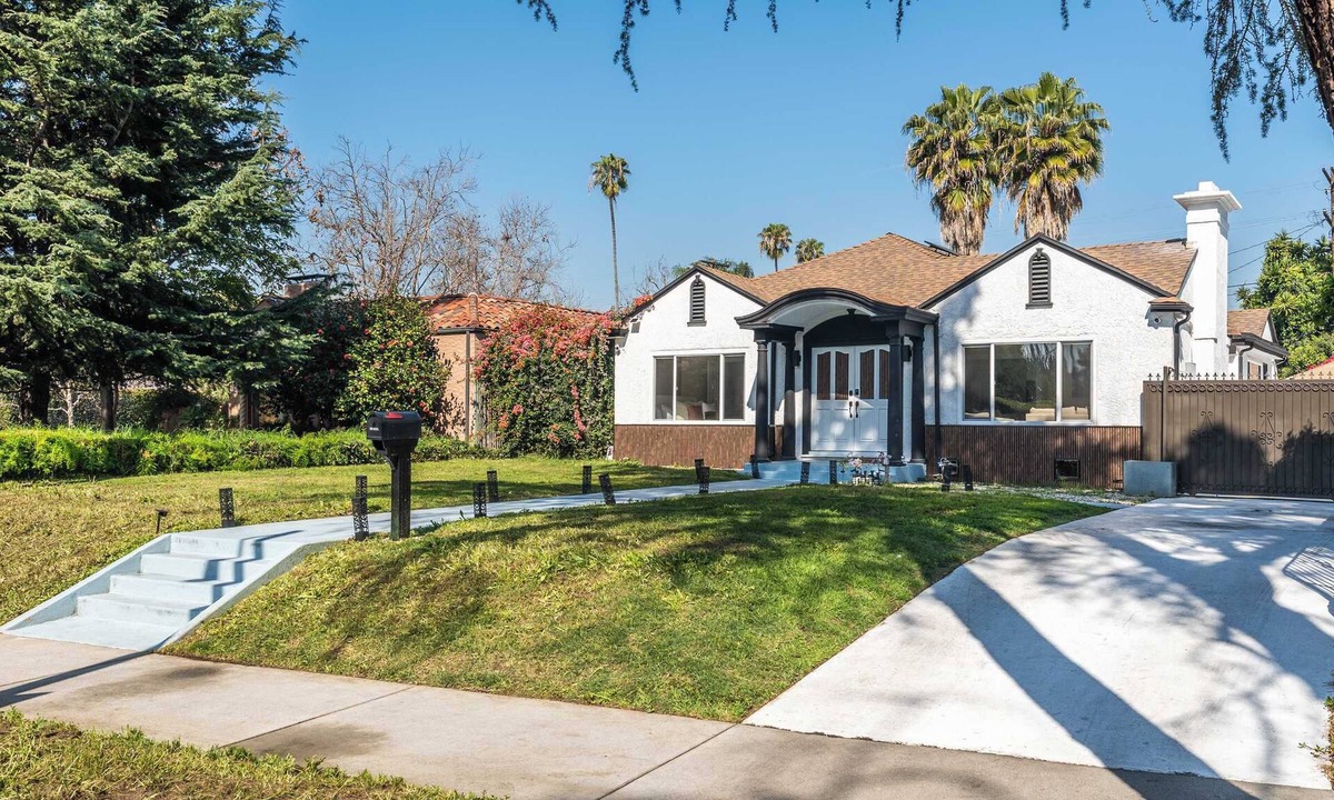 Mid City Apartment | Elegant 5BR Walkable Retreat with BBQ Grill