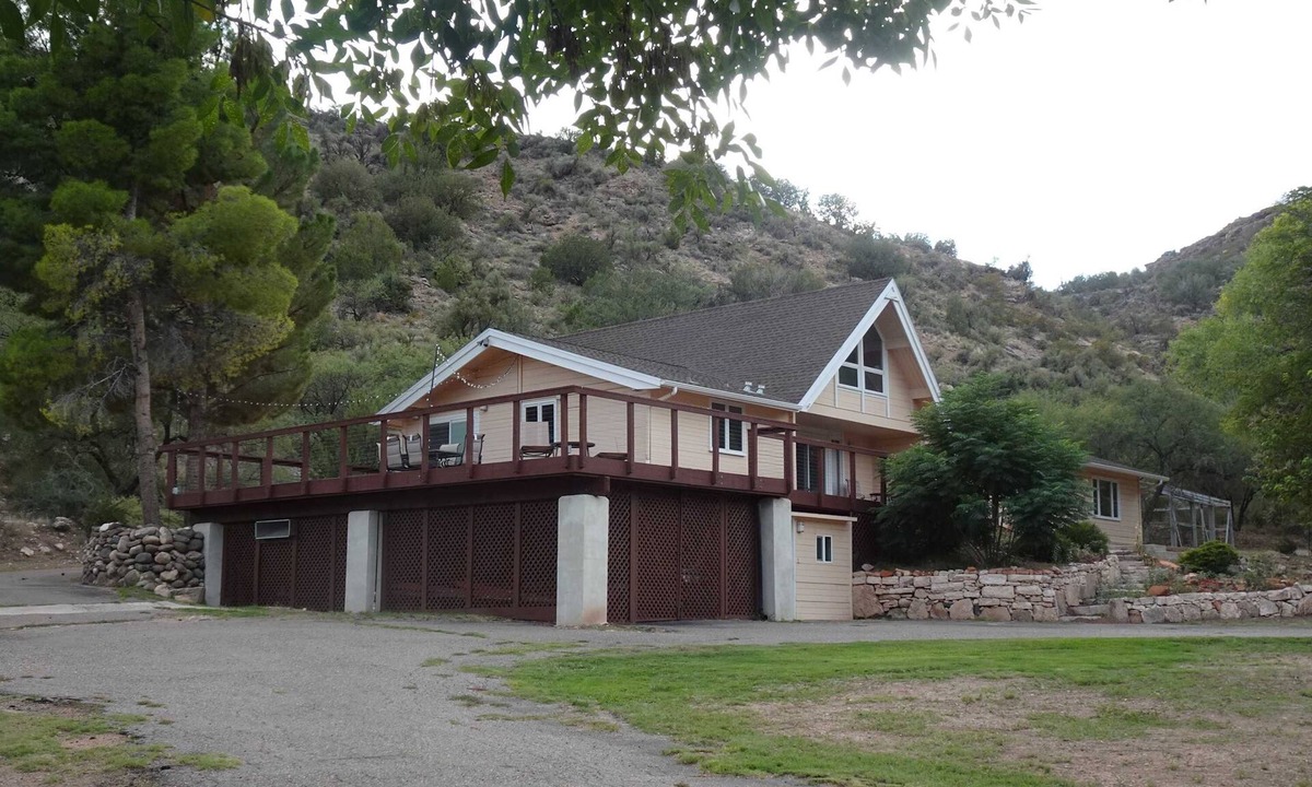 Cornville House | Elegant and modern comforts on a western ranch