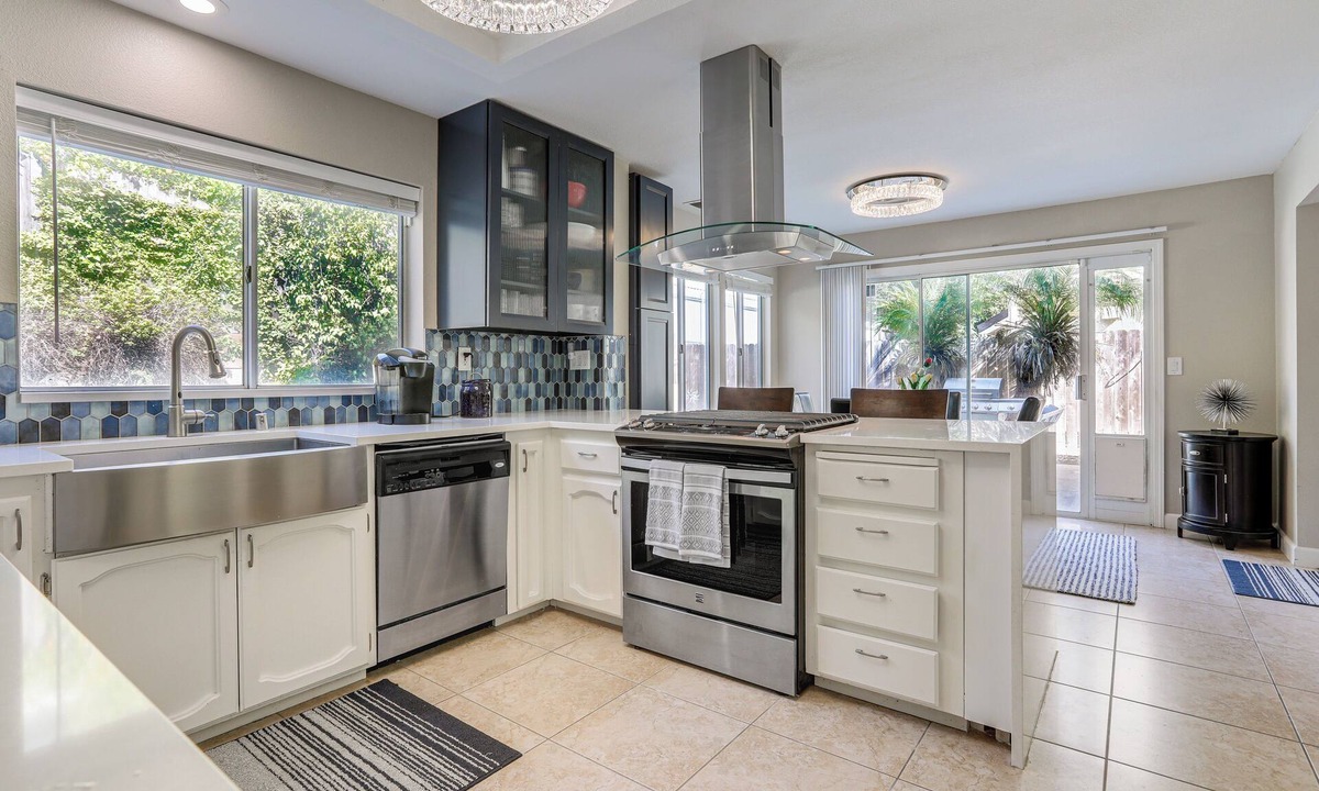 Antelope House | Elegant Antelope Home w/Pool, Spa & Sauna!