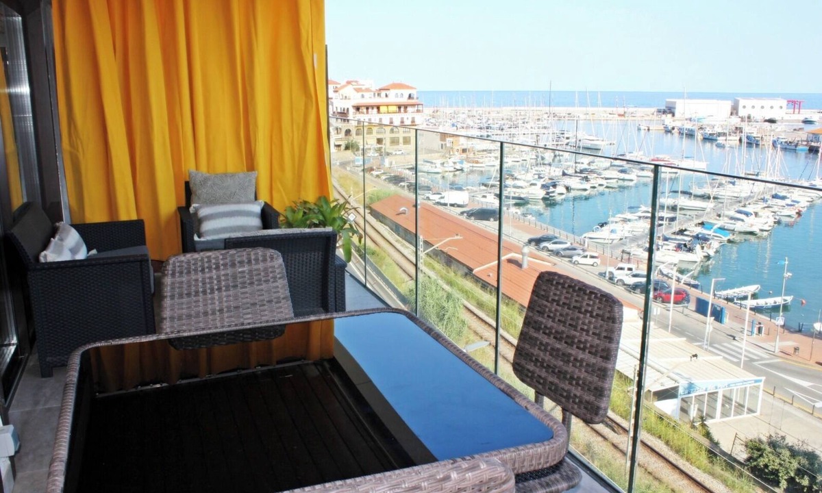 Arenys de Mar Apartment | Elegant apt. p/4 pax 1 min from the beach with Wi-Fi
