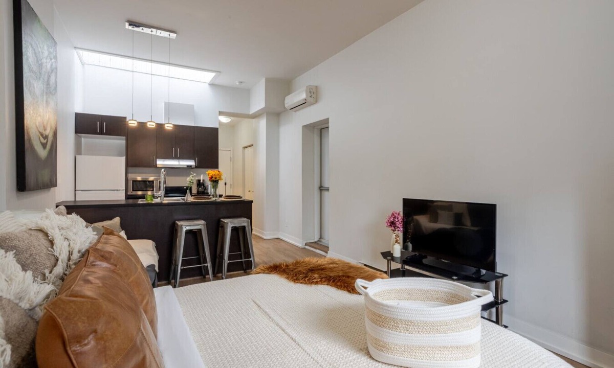 Downtown Montreal Apartment | Elegant Bishop Apartment – Downtown Gem