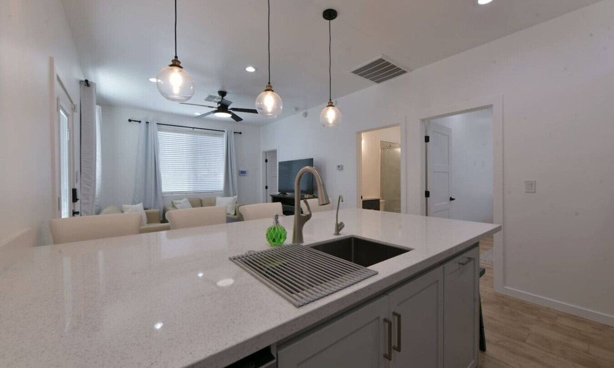 Feldman's House | Elegant Casita half Mile to UA