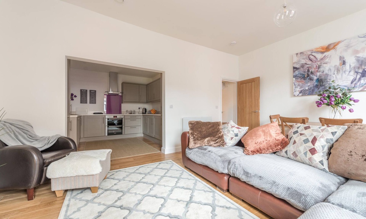 Henley Apartment | Elegant Central Henley Apartment