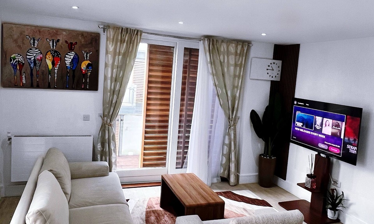 Highams Park House | Elegant Clean & Modern 2-Bed Flat with Balcony Views