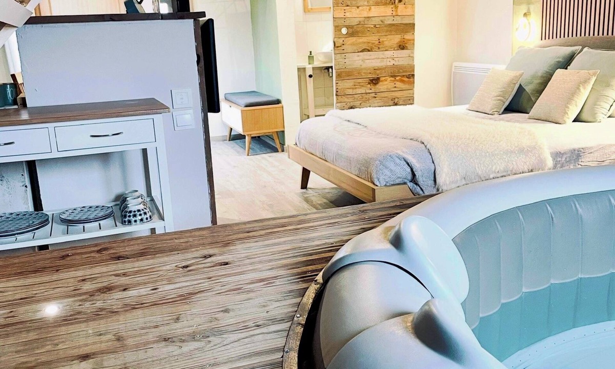 Croix-Caluyau Bed & Breakfast | Elegant, comfortable room with private spa