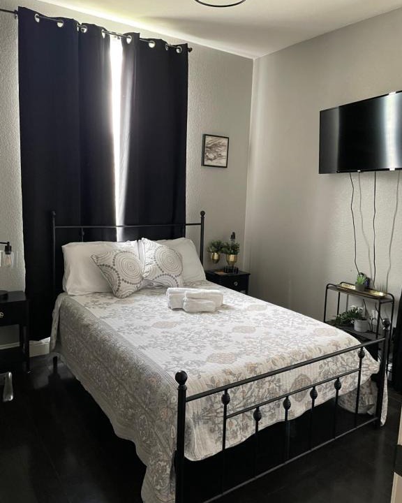 Regency Park House | Elegant & Comfortable Room SMF