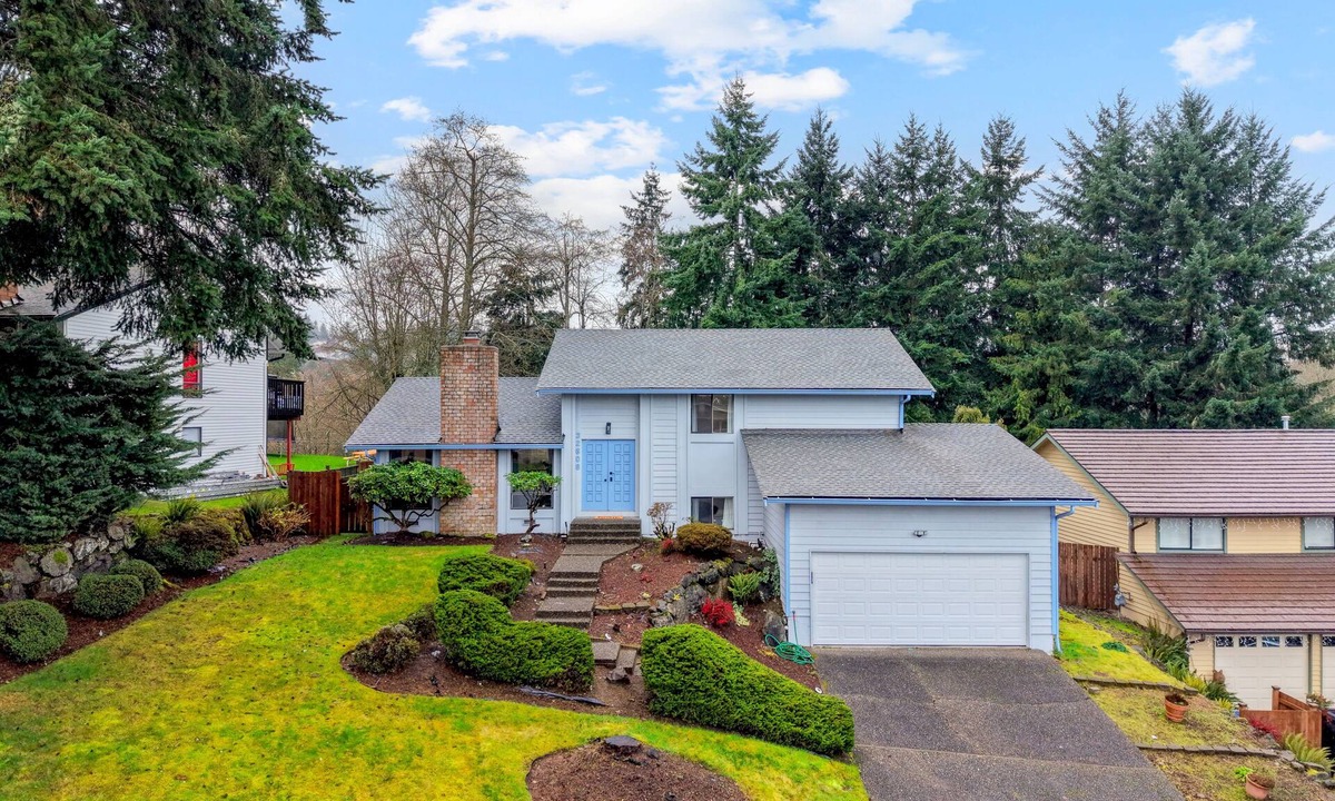 Federal Way House | Elegant - Cozy 4BR - Fireplace, A/C, Private Deck