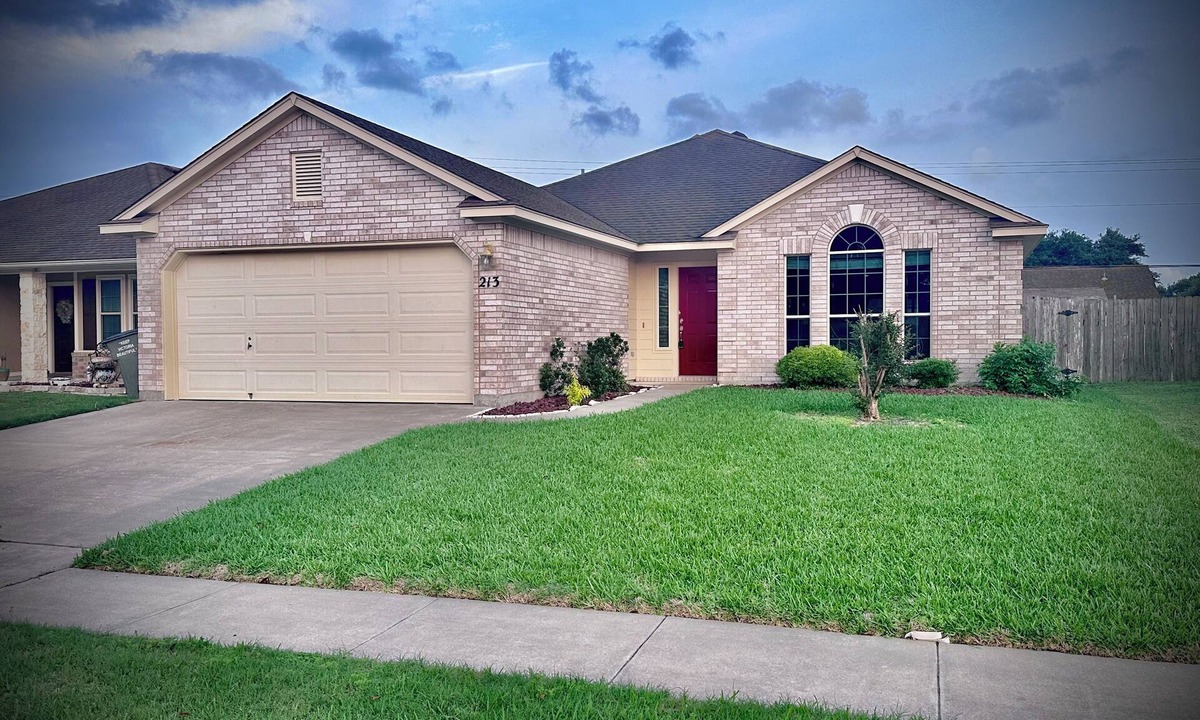 Victoria House | Elegant cozy cottage located in the heart of Victoria, Texas,