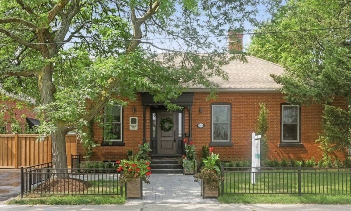 Burlington House | Elegant Downtown Burlington Retreat – Walk to Lake, Shops & Dining!