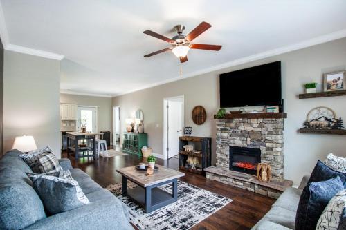 Townsend Apartment | Elegant End Condo Fireplace Community Amenities