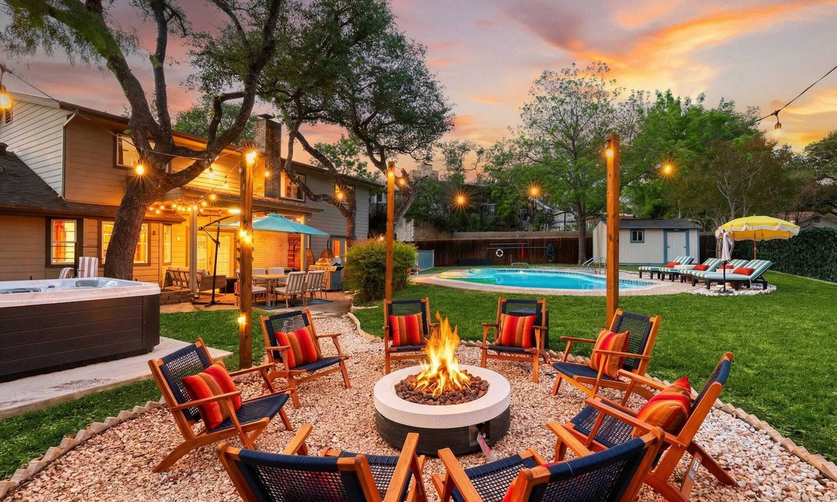 North Central Thousand Oaks House | Elegant Escape Sleeps 14 Games, Pool, Fire Pit