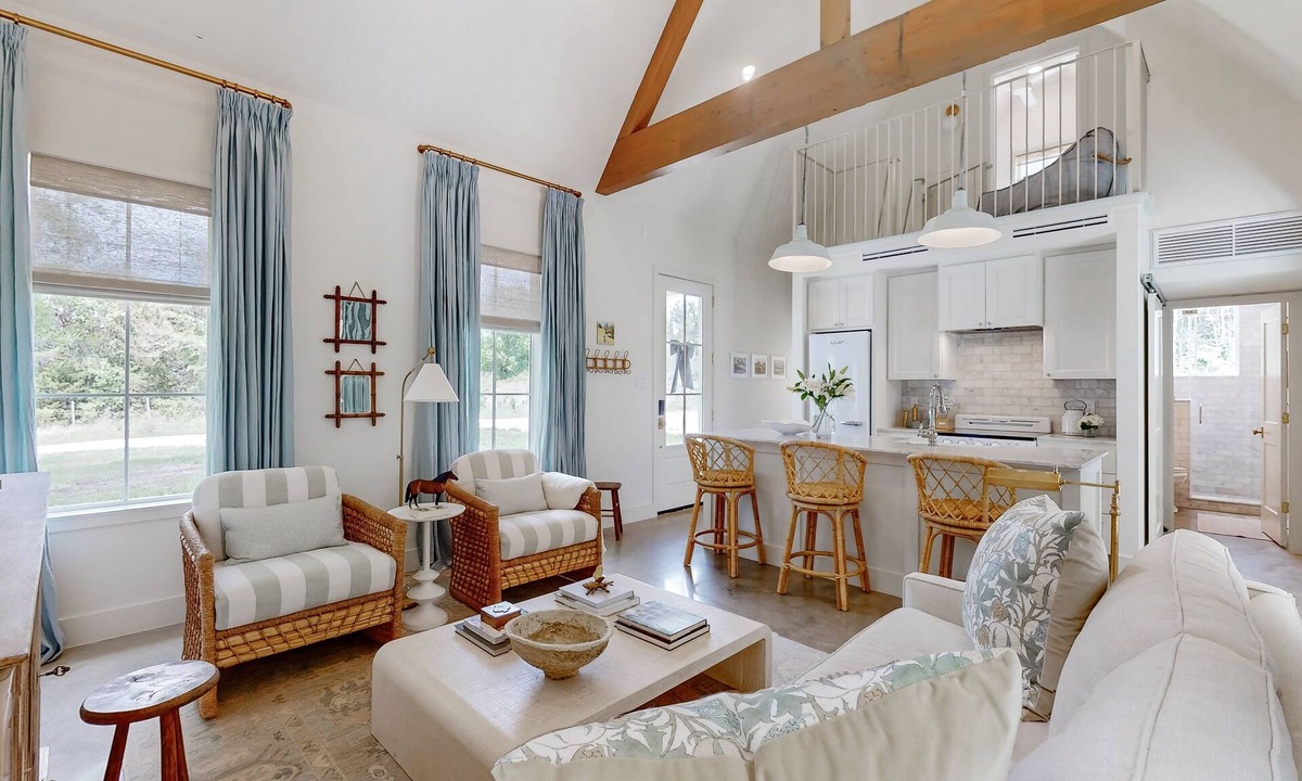 Brenham Cottage | Elegant farmhouse-style cottage between Brenham with porch, open layout & loft