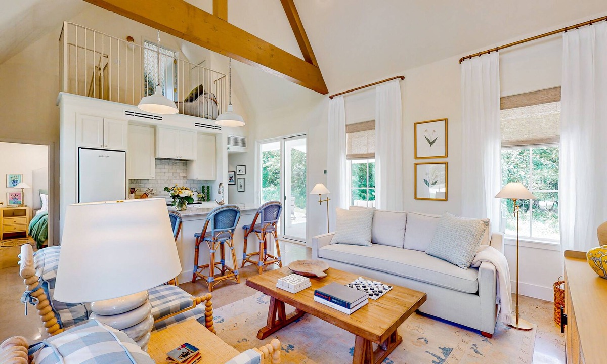 Brenham Cottage | Elegant farmhouse-style cottage between Brenham with porch, open layout & loft