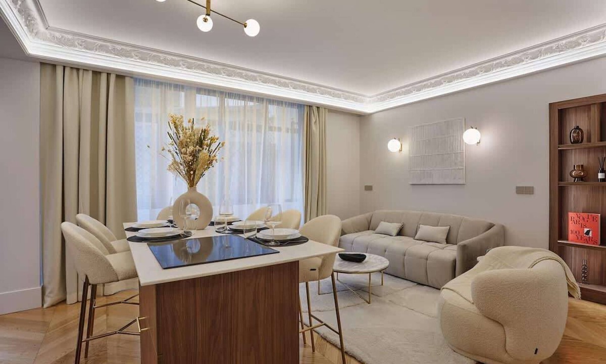 8th Arrondissement Apartment | Elegant Flat Matignon Avenue Faubourg St Honore