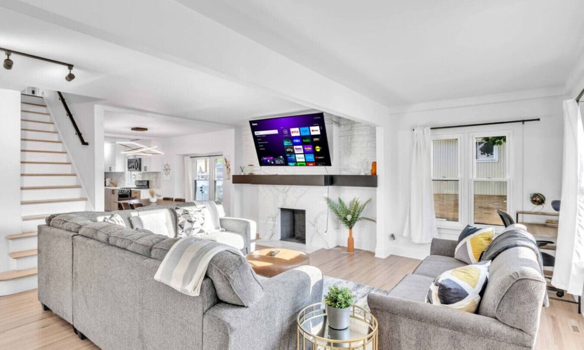 Elmhurst House | Elegant Haven: 4BR/3BA Retreat-Ideal for LongStays