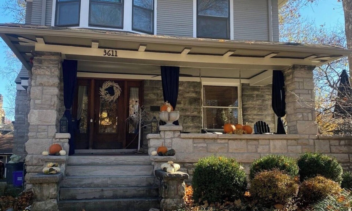 Central Hyde Park House | Elegant historic 6 BR home in key World Cup Location!