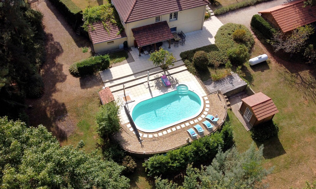 Sainte-Alvere Villa | Elegant Holiday Home in Truffle Village with Heated Pool, Zipline + Trampoline.