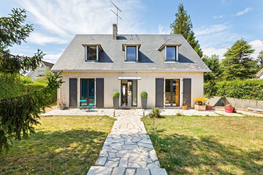 Touques House | Elegant Holiday Home in Touques with Fenced Garden