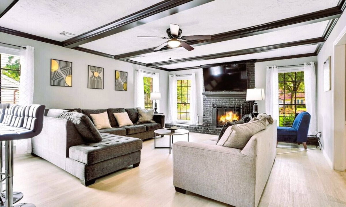 Ponderosa Forest House | Elegant Houston Getaway w/Private Pool & Grill
