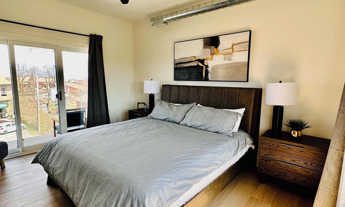 Virgil Bed & Breakfast | Elegant King Suite with Private Balcony & Bath in Niagara-on-the-Lake