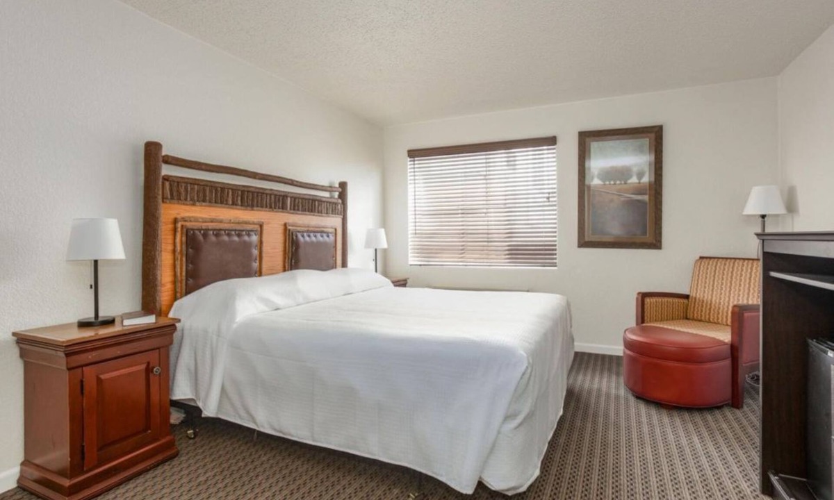 Branson Theater District Apartment | Elegant King Studio at Oak Ridge Branson w Pool