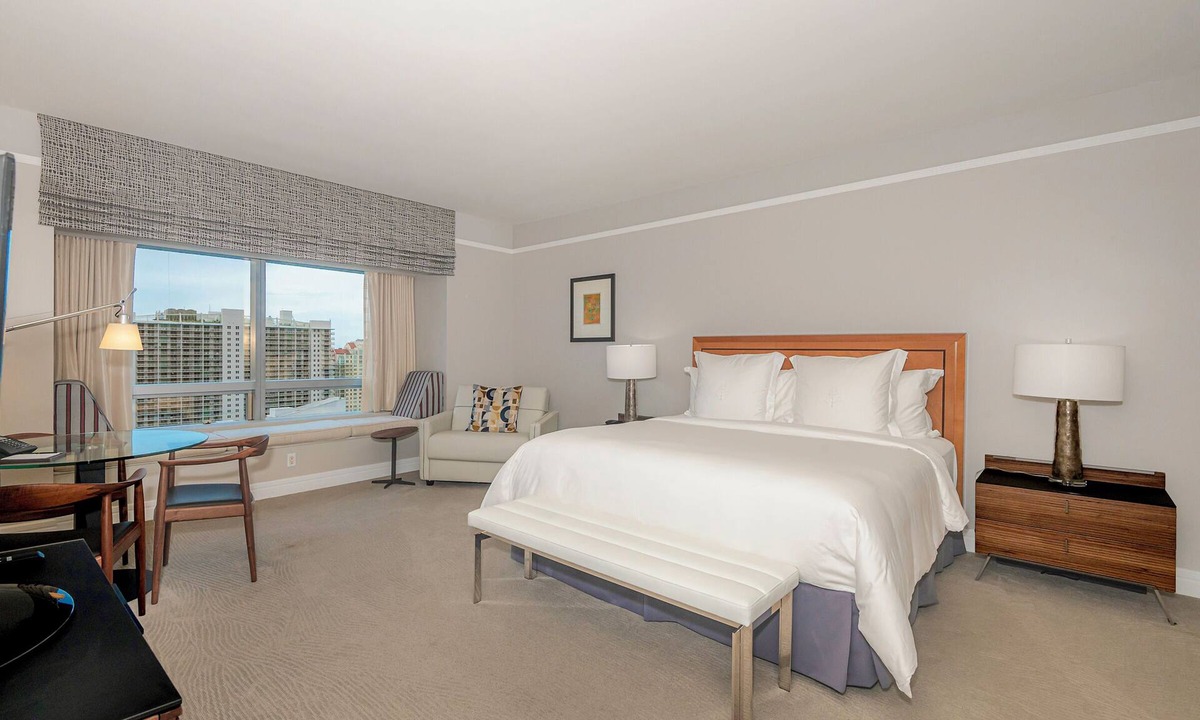 Brickell Apartment | Elegant King Studio Suite + Kitchenette