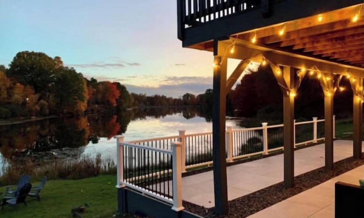 Bushkill House | ⭐️⭐️ Elegant Lakeside Getaway