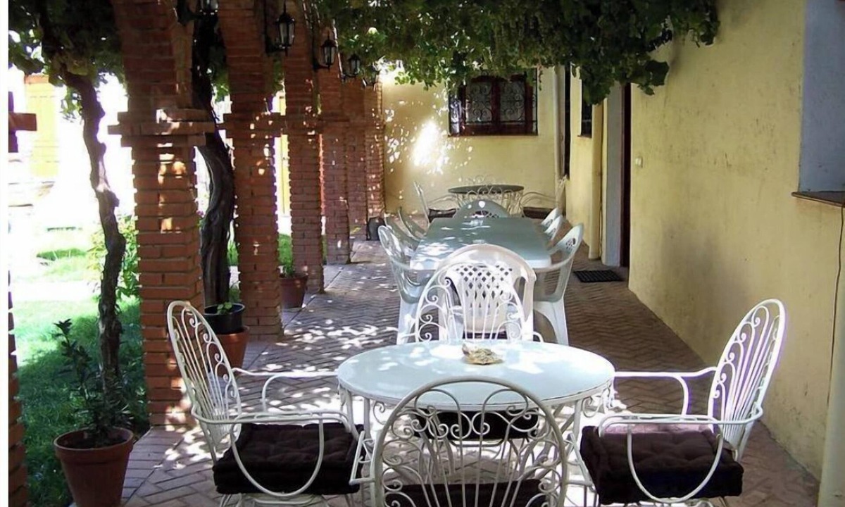 Pozo-Lorente Cottage | Elegant Manor House near Alcalá del Jucar with Piano.