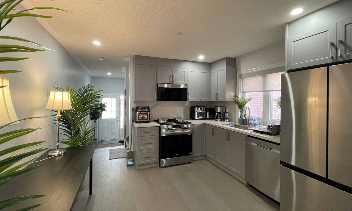 Milton House | Elegant Modern Decor Whole Townhouse In Milton