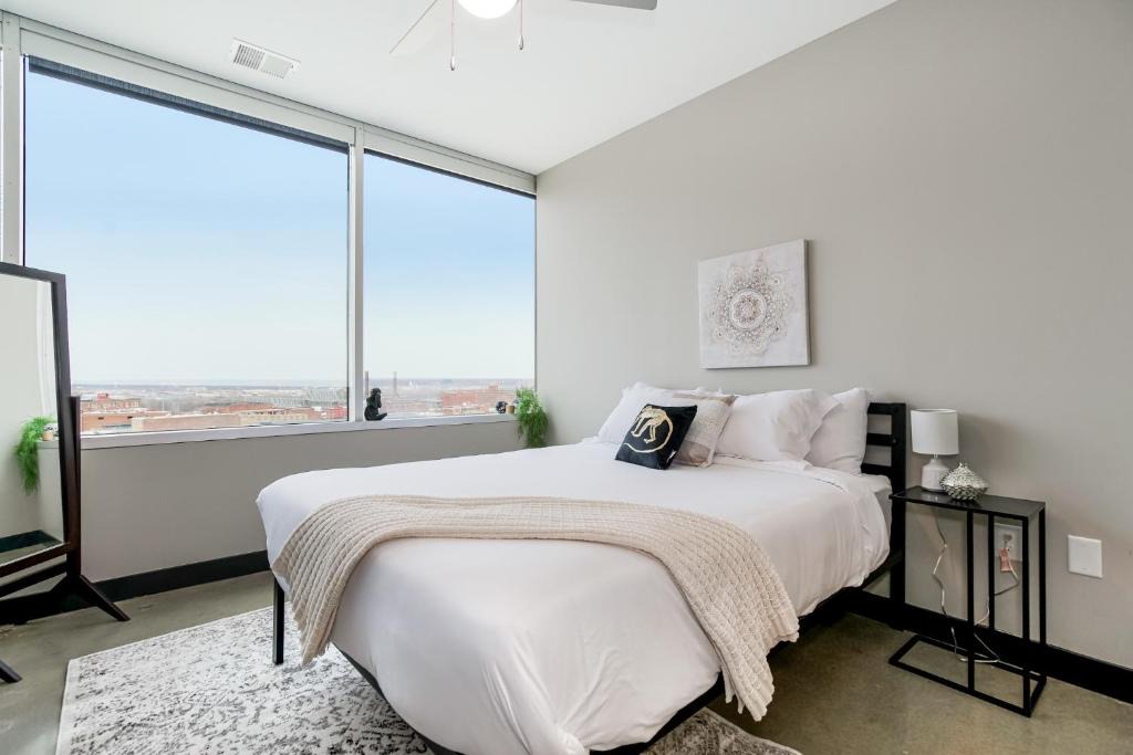 Downtown Kansas City Apartment | Elegant One Bedroom Condominium in the Heart of Downtown Kansas 901