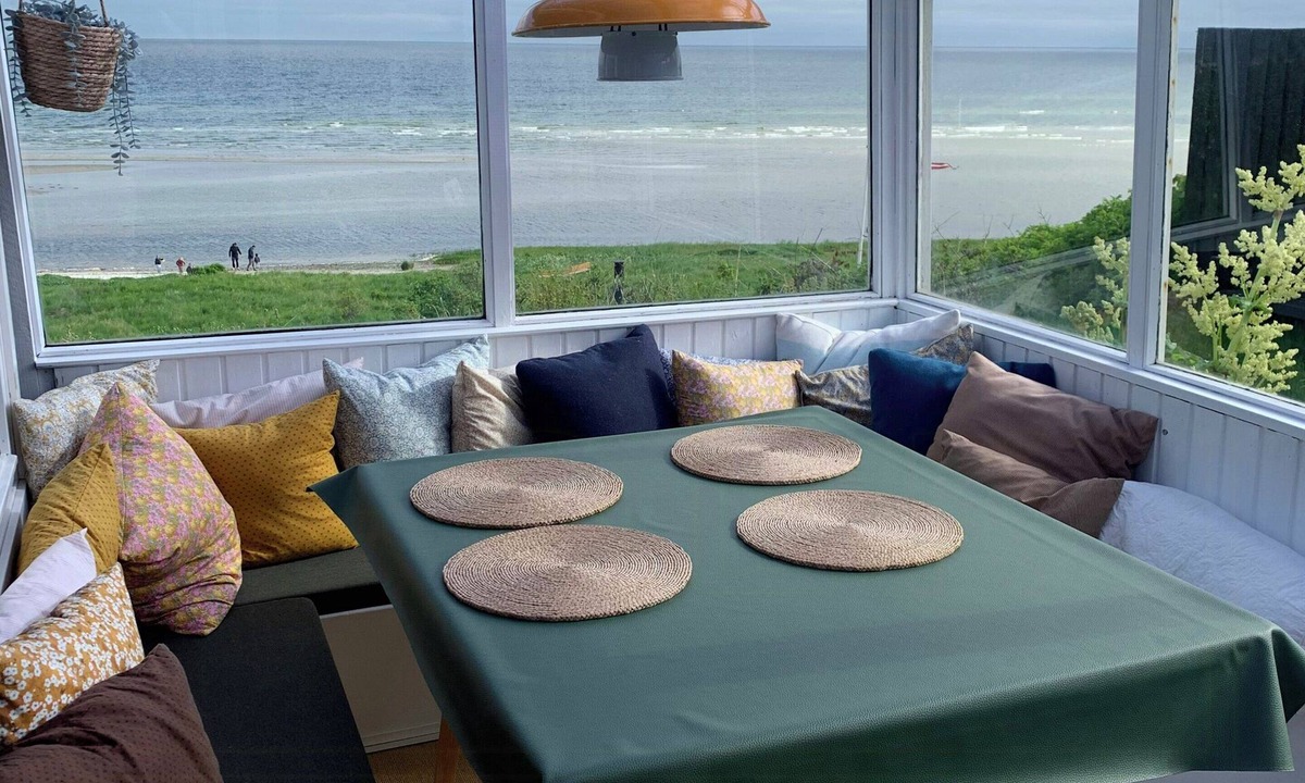 Allingabro House | Elegant pastels and panorama view to Lystrup Beach