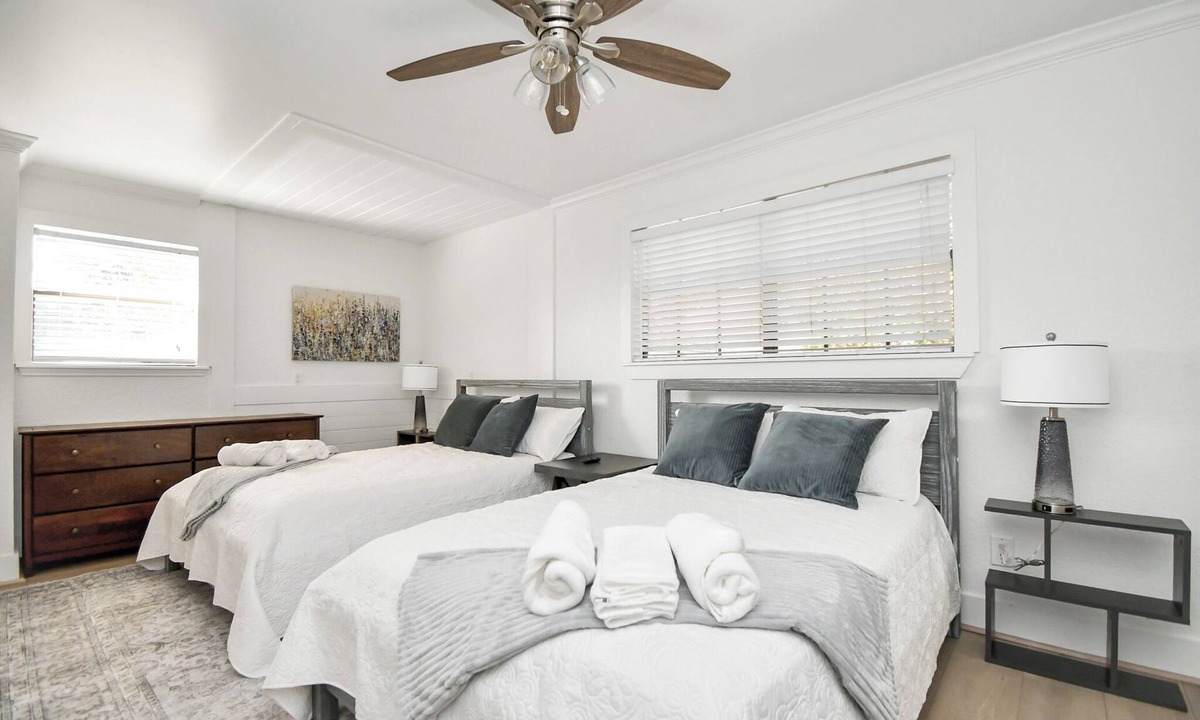 Pearland House | Elegant Pearland Retreat | Stylish & Peaceful Stay