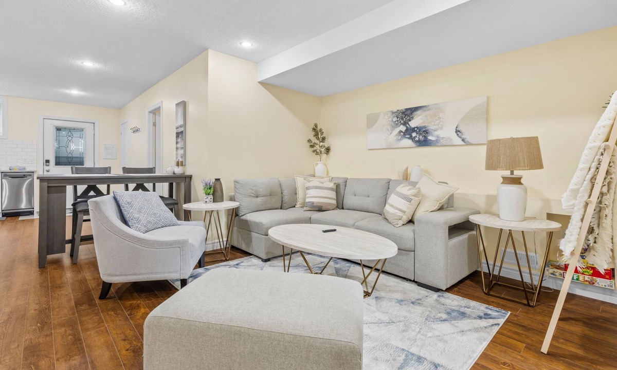 Downtown London Apartment | Elegant & Private Apartment With Full Kitchen - Short Walk to Downtown London