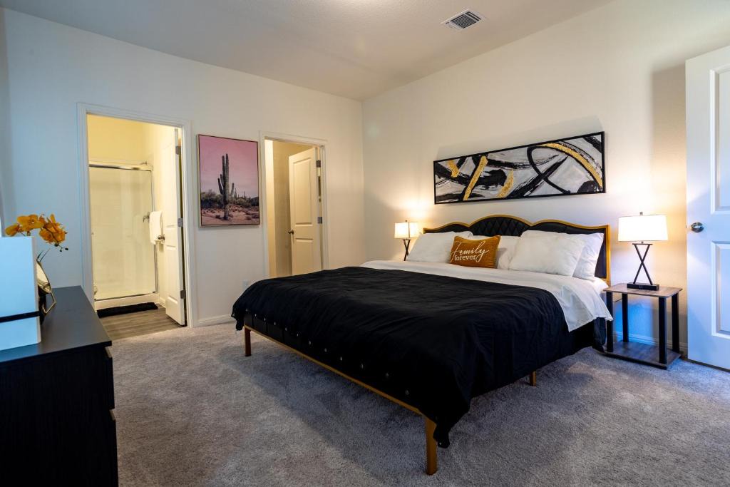 Hutto House | Elegant Private bedroom w/ en suite bathroom