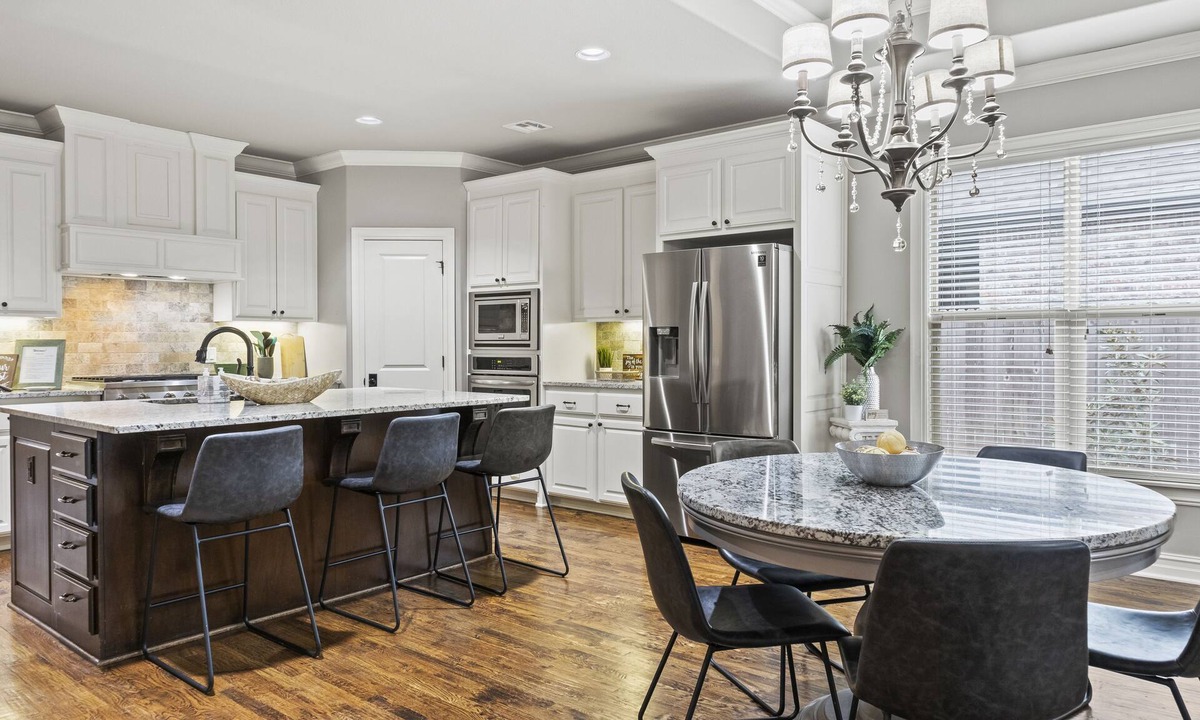 Bixby House | Elegant & Private Family Retreat - Stylish Bixby Home