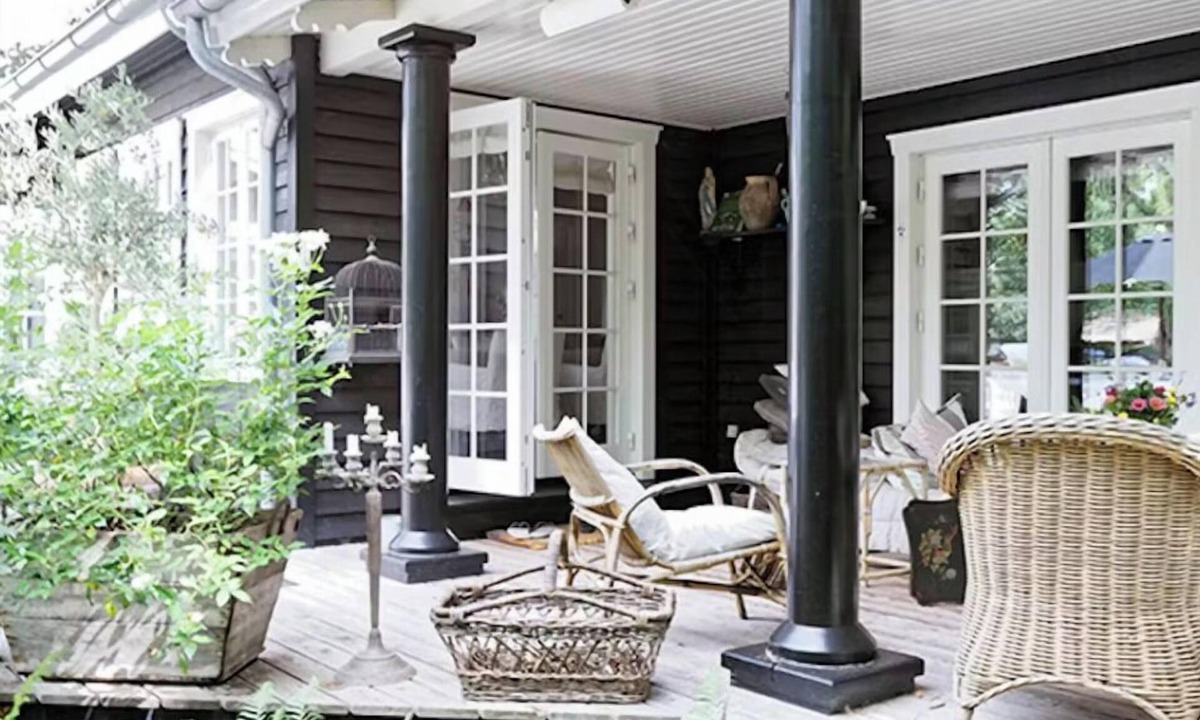Hornbaek House | Elegant romantic style in wooden summer house near Hornbæk Beach