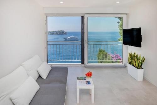 Lozica Apartment | Elegant Seafront Stay - Villa Mila