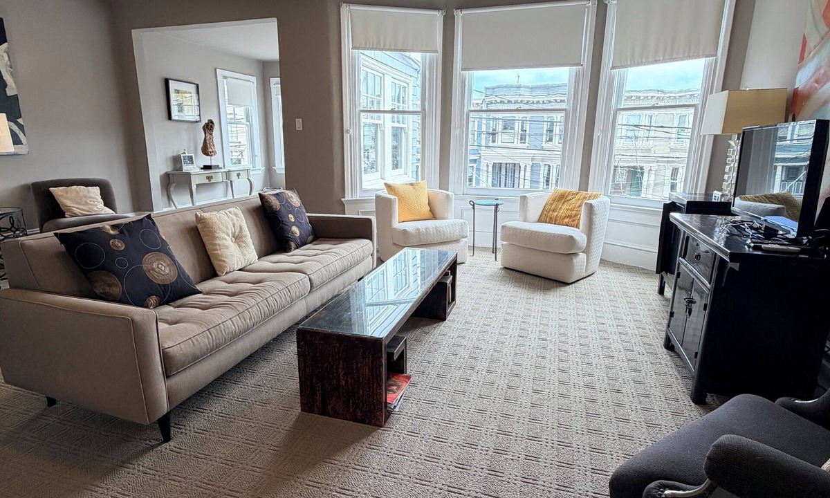 Lake Street Apartment | Elegant SF 2 Bedroom Flat in A Great Neighborhood.