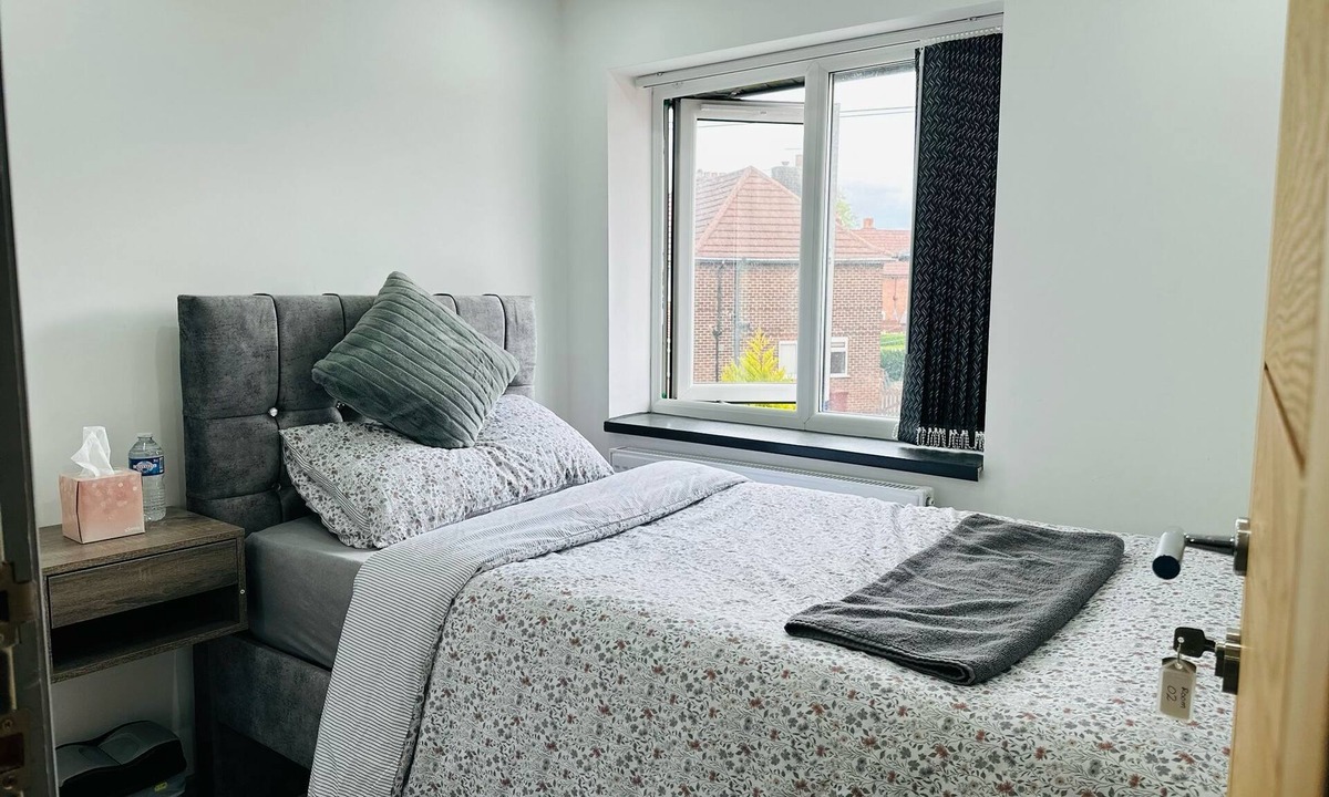 Broadheath House | Elegant Single Peaceful Stay